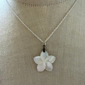 mother of pearl flower pendant necklace